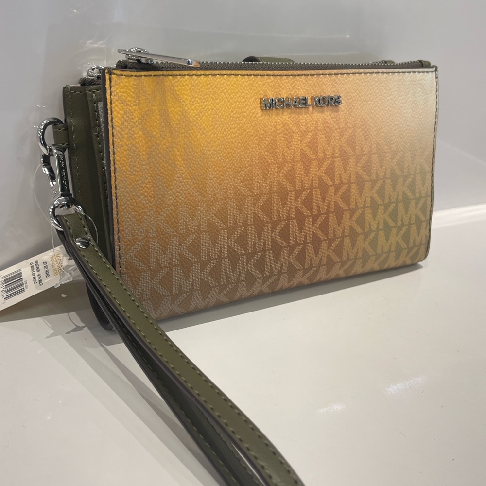 MICHAEL KORS Jet Set Lg Ombré Signature Logo Wristlet Phone Holder
Olive Com
NWT - Picture 1 of 16